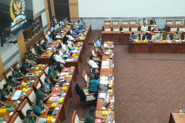 Rapat Komisi I DPR bersama Panglima TNI Jenderal Agus Subiyanto dan KSAD Maruli Simanjuntak di Gedung DPR RI, Jakarta, Kamis (6/6/2024). Foto: Paulina Herasmaranindar/kumparan