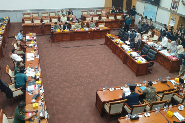 Rapat Komisi I DPR bersama Panglima TNI Jenderal Agus Subiyanto dan KSAD Maruli Simanjuntak di Gedung DPR RI, Jakarta, Kamis (6/6/2024). Foto: Paulina Herasmaranindar/kumparan