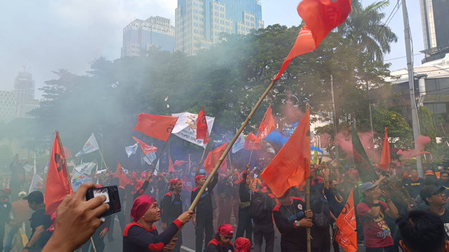 Suasana demonstrasi massa buruh menolak Tapera di kawasan Patung Kuda, Kamis (6/6/2024). Foto: Thomas Bosco/kumparan