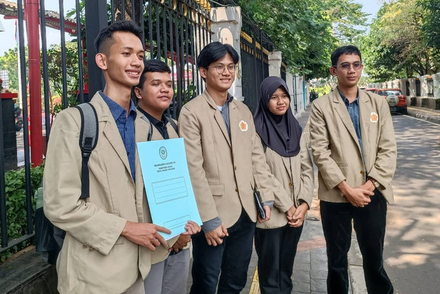 Empat kader HMI Hukum UGM ajukan judicial review pencabutan permendikbudristek soal kenaikan UKT di Mahkamah Agung, Jakarta Pusat, Kamis (6/6/2024). Foto: Zamachsyari/kumparan