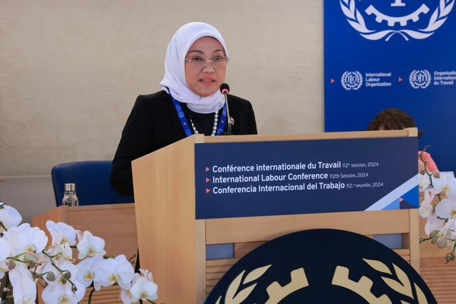 Menteri Ketenagakerjaan, Ida Fauziyah saat menyampaikan pidato laporan Dirjen International Labour Organization (ILO) tentang "Towards a Renewed Social Contract" pada International Labour Conference (ILC) ke-112 di Jenewa, Rabu (5/6/2024). Foto: Dok. Kemnaker