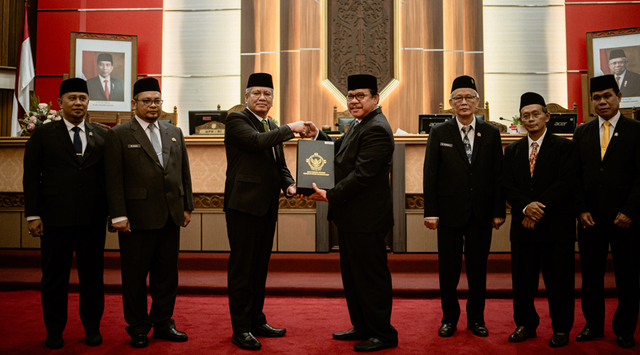 Auditor Utama Keuangan Negara VI BPK, Laode Nusraidi serahkan LHP atas LKPD TA 2023 dan IHPD pada Pj Gubernur Kalbarm Harisson. Foto: Dok. DPRD Kalbar