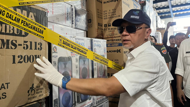 Menteri Perdagangan Zulkifli Hasan meninjau gudang elektronik impor PT GMI, Serang, Banten, Kamis (6/6/2024). Foto: Widya Islamiati/kumparan