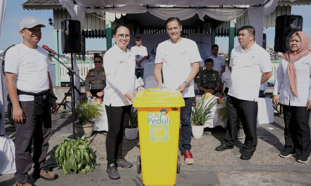 GM PLN UID Kalbar, Joice Lanny Wantania (kedua dari kiri) menyerahkan tempat sampah untuk lingkungan Istana Keraton Kadariah kepada Sultan Pontianak ke-IX, Syarif Machmud Melvin Alkadrie (ketiga dari kanan). Foto: Dok. PLN Kalbar