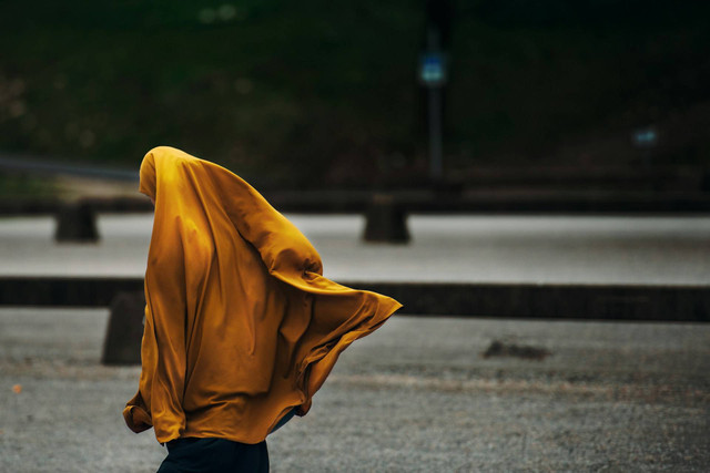 Toko Baju Muslim di PIM 1. Foto Hanya Ilustrasi, Bukan Tempat Sebenarnya. Sumber Unsplash Janko Ferlic