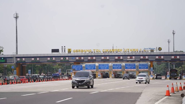 Kendaraan melintas di Gerbang Tol Cikampek Utama 1. Foto: Dok. Jasa Marga