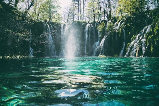 Air Terjun Kapas Biru. Ilustrasi Foto hanya ilustrasi, bukan tempat sebenarnya. Sumber:Unsplash/Jonatan Pie