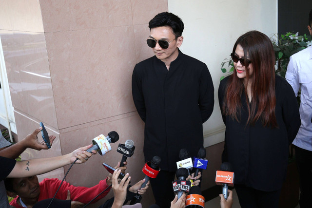 Anji bersama Wina saat ditemui wartawan usai menjalani sidang perceraian di Pengadilan Agama Cibinong, Bogor, Kamis (6/6/2024). Foto: Agus Apriyanto