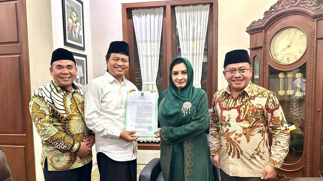 Ketua DPW PKB Jawa Tengah KH M Yusuf Chudlori (Gus Yusuf) saat menyerahkan SK kepada Pasangan Fadia Arafiq dan Sukirman sebagai bakal Calon Bupati dan Wakil Bupati Pekalongan di Pilkada 2024. Foto: Dok. Istimewa