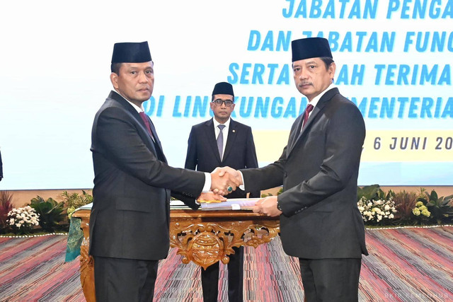 Serah terima jabatan Dirjen Hubdat Kemenhub oleh Hendro Sugiatno kepada Risyapudin Nursin, di Kantor Kemenhub, Jakarta, Kamis (6/6/2024). Foto: Dok. Kemenhub