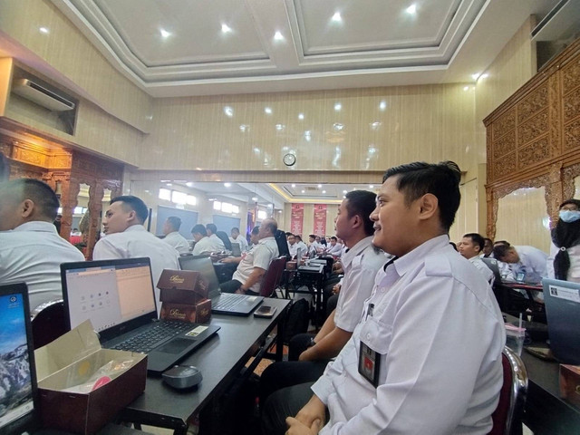 2 (dua) Pegawai Lapas Kelas IIB Brebes mengikuti Sosialisasi Pedoman Petunjuk Teknis Kearsipan dan Implementasi Penggunaan Aplikasi SRIKANDI  (foto: Humas Lapas Brebes)