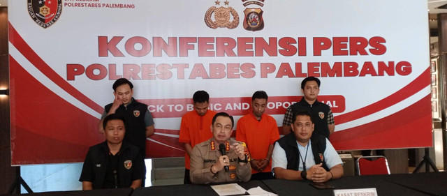 Suasana pres rilis Polrestabes Palembang saat memperlihatkan kedua kakak-beradik yang mengaku polisi, Foto : Ist