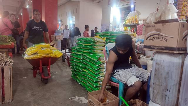 Pedagang beras di Pasar Bersehati Manado, Sulawesi Utara.
