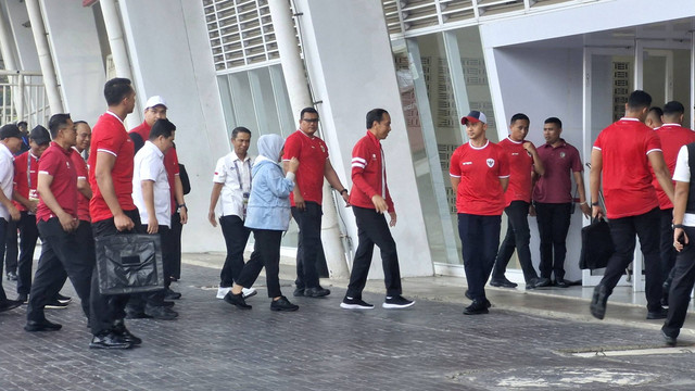 Presiden Jokowi bersama Ibu Negara Iriana Jokowi menonton pertandingan Timnas vs Irak di Stadion Utama GBK, Senayan, Jakarta, Kamis (6/6/2024). Foto: Nadia Riso/kumparan