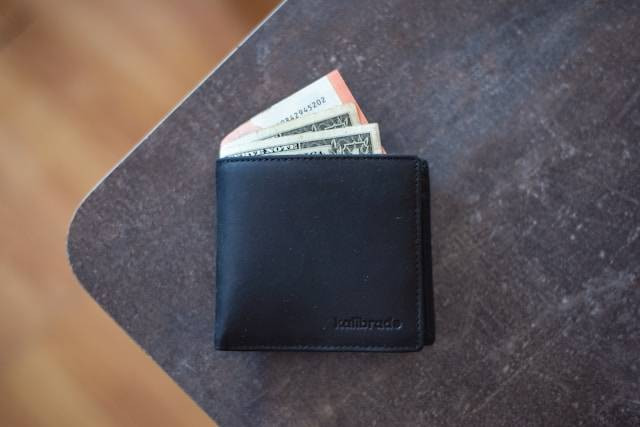 Ilustrasi Tips Memilih Dompet Pria. Foto: dok. Unsplash/Emil Kalibradov