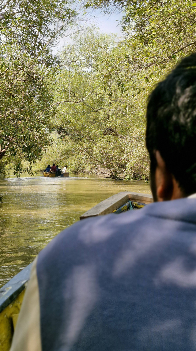 Kegiatan menyusuri sungai bersama pengelola wisata. Foto : Dokumentasi Projek Kolaborasi Unair