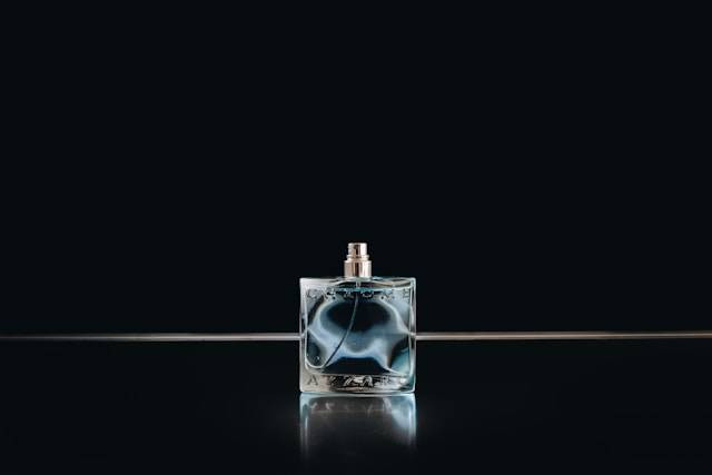 Ilustrasi Parfum Casablanca untuk Pria. Foto: dok. Unsplash/Joppe Spaa