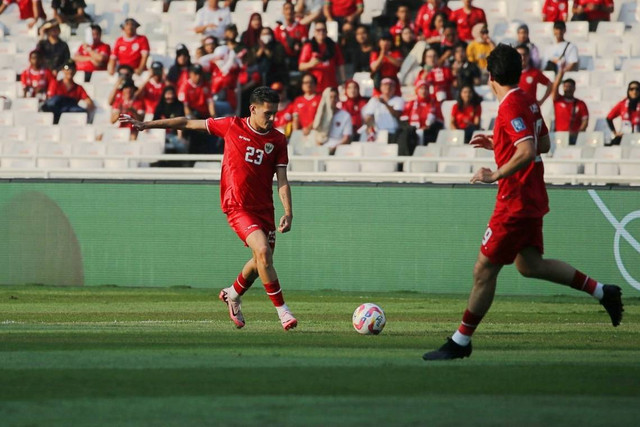 Pemain Timnas Indonesia Justin Hubner memberikan umpan kepada rekannya saat melawan Timnas Irak pada pertandingan Ronde Kedua Kualifikasi Piala Dunia 2026 di Stadion Utama Gelora Bung Karno, Jakarta, Kamis (6/6/2024). Foto: Aditia Noviansyah/kumparan