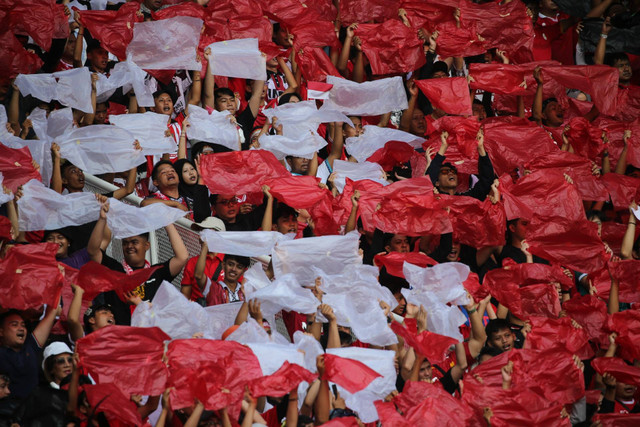 Suporter membuat koreografi saat Timnas Indonesia melawan Timnas Irak pada pertandingan Ronde Kedua Kualifikasi Piala Dunia 2026 di Stadion Utama Gelora Bung Karno, Jakarta, Kamis (6/6/2024). Foto: Aditia Noviansyah/kumparan