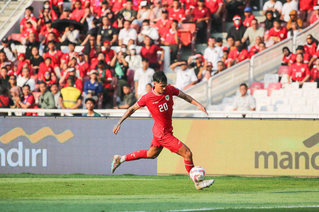 Pemain Timnas Indonesia Shayne Pattynama menggiring bola saat bermain dengan Timnas Irak pada pertandingan Ronde Kedua Kualifikasi Piala Dunia 2026 di Stadion Utama Gelora Bung Karno, Jakarta, Kamis (6/6/2024). Foto: Aditia Noviansyah/kumparan