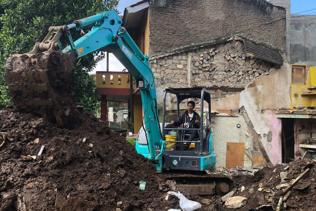 Suasana pengerukan puing rumah warga yang roboh akibat jebolnya pipa PDAM Tirtawening di Maleer, Batununggal, Bandung, pada Kamis (6/6/2024). Foto: Robby Bouceu/kumparan