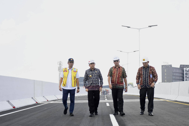 Pj Gubernur Sumsel Agus Fatoni bersama stekholder meninjau kesiapan operasional Flyover Sekip Ujung Palembang, Foto : Humas Pemprov Sumsel