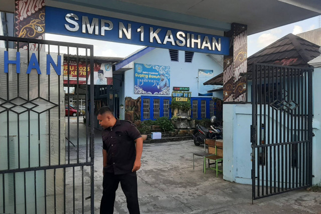 SMPN 1 Kasihan, Kabupaten Bantul kembali diserang, dilempari botol minuman keras hingga kaleng bekas cat semprot, Kamis (6/6/2024). Foto: Dok Polres Bantul