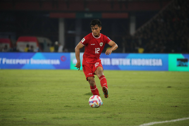 Pemain Timnas Indonesia Pratama Arhan menggiring bola saat melawan Timnas Irak pada pertandingan Ronde Kedua Kualifikasi Piala Dunia 2026 di Stadion Utama Gelora Bung Karno, Jakarta, Kamis (6/6/2024).
 Foto: Aditia Noviansyah/kumparan