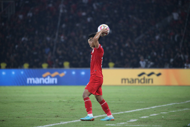 Pemain Timnas Indonesia Pratama Arhan beriang melempar bola saat melawan Timnas Irak pada pertandingan Ronde Kedua Kualifikasi Piala Dunia 2026 di Stadion Utama Gelora Bung Karno, Jakarta, Kamis (6/6/2024).
 Foto: Aditia Noviansyah/kumparan