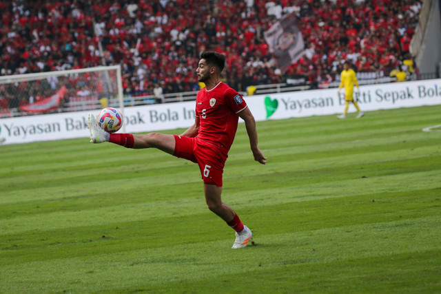 Pemain Timnas Indonesia Sandy Walshmenerima bola saat bermain dengan Timnas Irak pada pertandingan Ronde Kedua Kualifikasi Piala Dunia 2026 di Stadion Utama Gelora Bung Karno, Jakarta, Kamis (6/6/2024). Foto: Aditia Noviansyah/kumparan