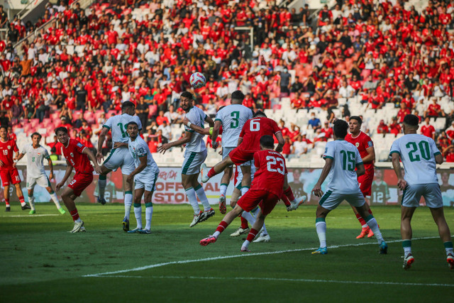 Pemain Timnas Indonesia berebut bola atas dengan pemain Timnas Irak pada pertandingan Ronde Kedua Kualifikasi Piala Dunia 2026 di Stadion Utama Gelora Bung Karno, Jakarta, Kamis (6/6/2024). Foto: Aditia Noviansyah/kumparan