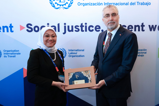 Menteri Ketenagakerjaan Indonesia, Ida Fauziyah bersama Menteri Tenaga Kerja dan Jaminan Sosial Turki, Vedat Isikhan, di sela-sela Konferensi Perburuhan Internasional di Jenewa, Kamis (6/6/2024). Foto: Dok. Kemnaker