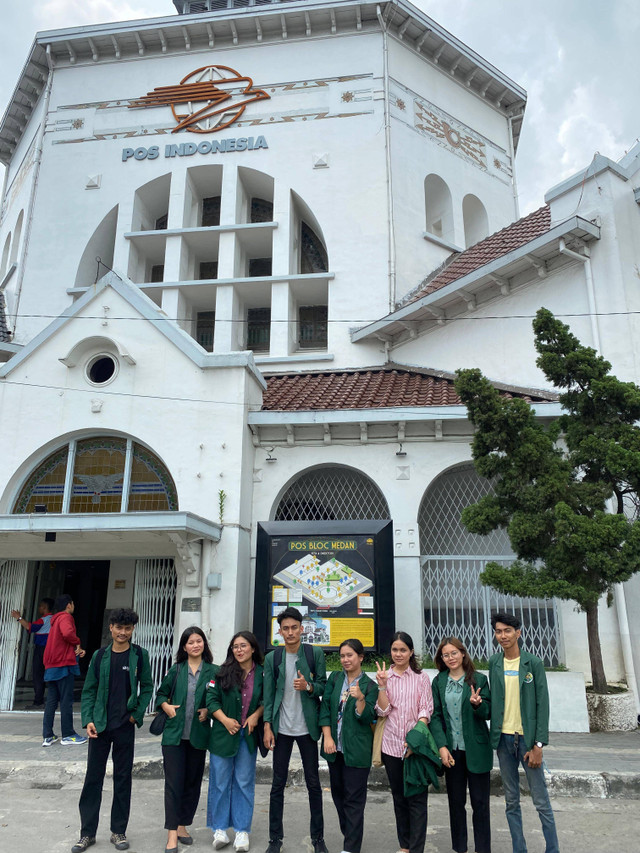 Foto tampak depan Gedung Pos Bloc Medan, Dokumentasi pribadi.