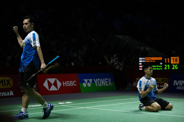 Pebulu tangkis ganda putra Indonesia Sabar Karyaman Gutama dan M Reza Pahlevi Isfahani berselebrasi usai menang melawan ganda putra Taiwan Lee Yang dan Wang Chi-Lin dalam babak 16 besar Indonesia Open 2024 di Istora Senayan, Jakarta, Kamis (6/6/2024) Foto: Aprilio Akbar/ANTARA FOTO