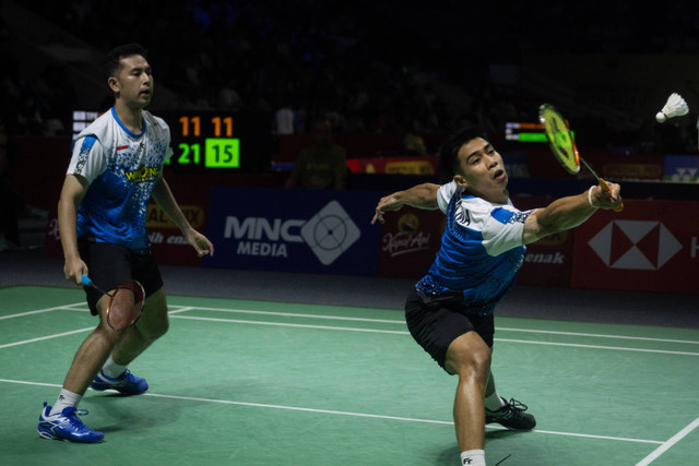 Pebulu tangkis ganda putra Indonesia Sabar Karyaman Gutama dan M Reza Pahlevi Isfahani mengembalikan kok ke arah lawannya ganda putra Taiwan Lee Yang dan Wang Chi-Lin dalam babak 16 besar Indonesia Open 2024 di Istora Senayan, Jakarta (6/6/2024). Foto: Aprilio Akbar/ANTARA FOTO