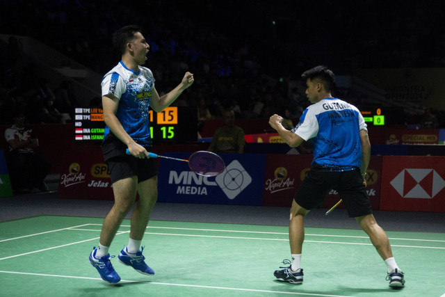 Pebulu tangkis ganda putra Indonesia Sabar Karyaman Gutama dan M Reza Pahlevi Isfahani berselebrasi usai menang melawan ganda putra Taiwan Lee Yang dan Wang Chi-Lin dalam babak 16 besar Indonesia Open 2024 di Istora Senayan, Jakarta, Kamis (6/6/2024) Foto: Aprilio Akbar/ANTARA FOTO