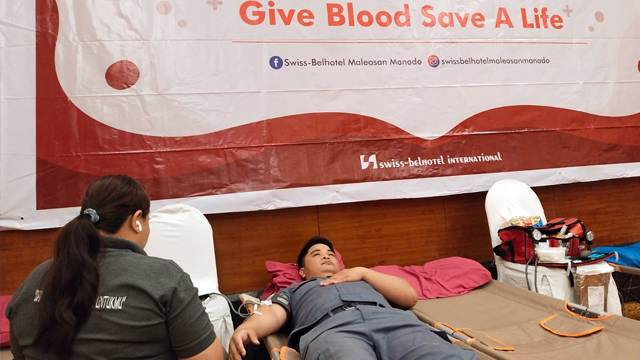 Kegiatan donor darah yang digelar Swiss-Belhotel Maleosan Manado.