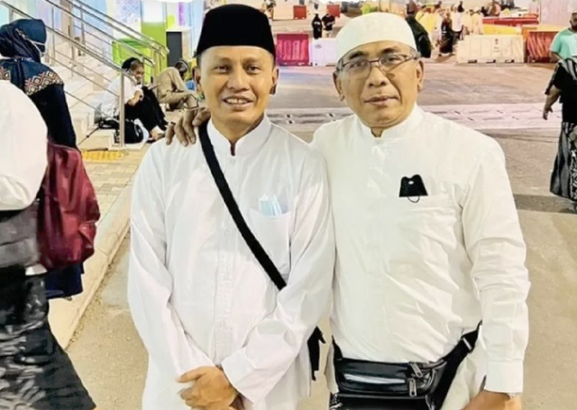 Plt. Bendah ara Umum PBNU Gudfan Arif Ghofur (kiri) dan Umum PBNU Yahya Cholil Staquf (kanan). Foto: Instagram @nuonline_id