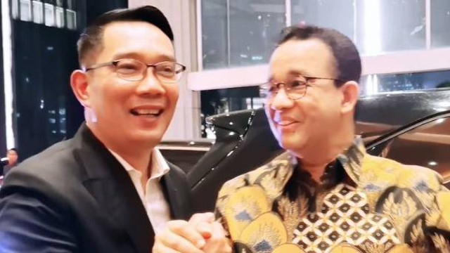 Mantan Gubernur Jawa Barat, M Ridwan Kamil berjabat tangan dengan Mantan Gubernur DKI Jakarta, Anies Baswedan. Foto: Instagram @ridwankamil