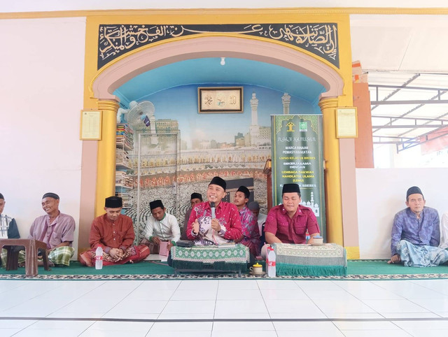 Ketua LDNU Kab. Brebes, Kyai M. Mawardi, dalam isi tausiyah nya di Masjid At-Taubah menjelaskan 4 poin kiat hidup bahagia (Foto: Humas Lapas Brebes)