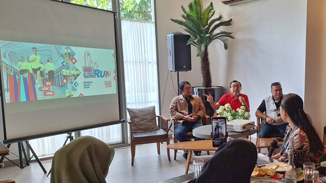 VP Corporate Communication Telkom, Andri Herawan Sasoko (tengah), bersama Race Director D&Dsport, Dardityo “Didit” Santoso (kiri), saat menerangkan soal pelaksanaan Digiland Run 2024 kepada para jurnalis. Foto: dok. Telkom