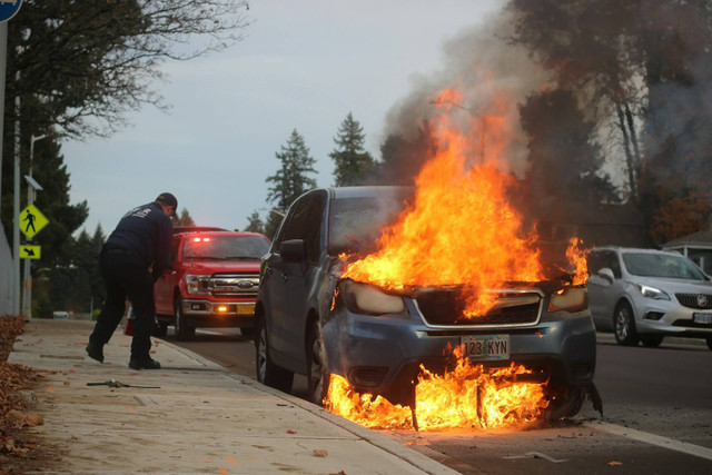 Ilustrasi mobil terbakar saat parkir. Foto: Unsplash