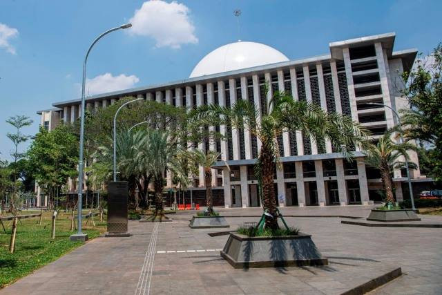 Suasana halaman Masjid Istiqlal Jakarta. Foto: Nova Wahyudi/Antara Foto