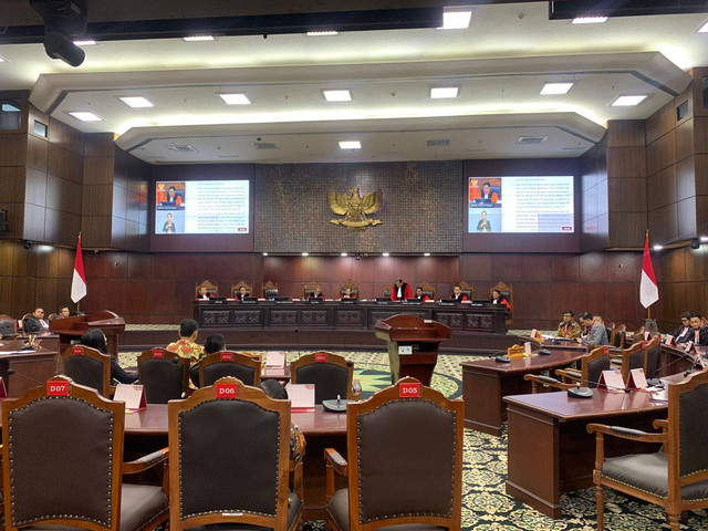 Suasana hari kedua sidang putusan sengketa hasil Pileg di ruang sidang utama MK, Jakarta, Jumat (7/6/2024). Foto: Luthfi Humam/kumparan