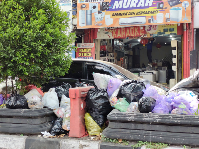 Tumpukan sampah masih tampak di jalan Affandi yang dikenal sebagai Jalan Gejayan, Kemantren Gondokusuman, Kota Yogyakarta pada Jumat (7/6). Foto: Arfiansyah Panji P/kumparan 