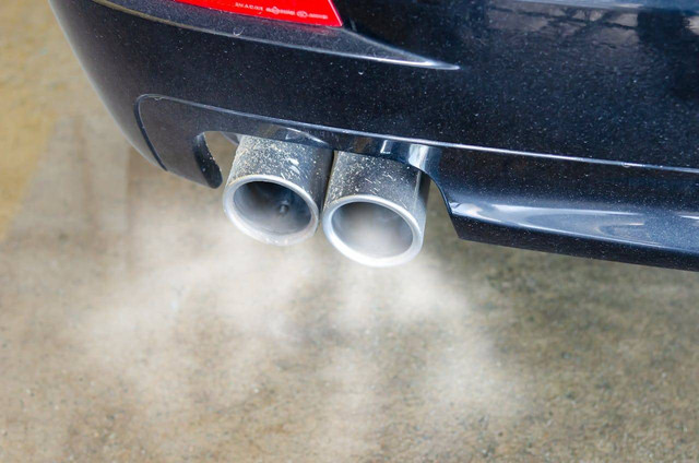  Ilustrasi penyebab knalpot mobil keluar asap putih. Foto: Pexels