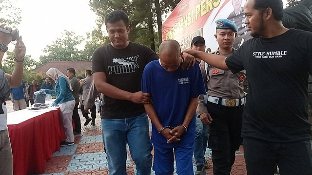 Polisi tangkap guru SD di Desa Karangmukti Kecamatan Cipeundeuy cabuli 5 siswa saat mengajar di Kelas. Foto: Dok. kumparan