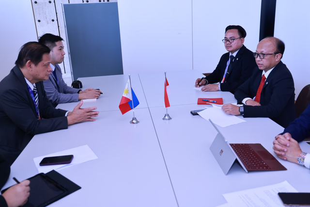 Pertemuan bilateral antara Sekjen Kementerian Ketenagakerjaan Indonesia, Anwar Sanusi (kanan) dan Wakil Ketenagakerjaan Filipina Benedicto Ernesto R. Bitonio di sela-sela International Labour Conference (ILC), Jenewa, Kamis (6/6/2024). Foto: Dok. Kemnaker