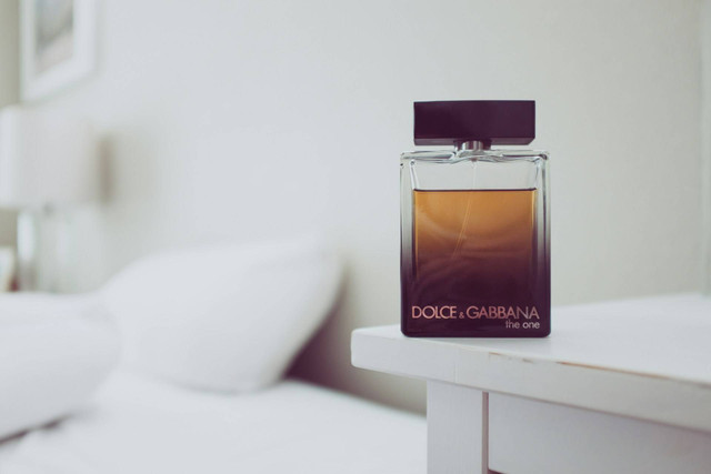 Ilustrasi Parfum di Alfamart yang Tahan Lama Pria, Sumber Unsplash Kenny Eliason