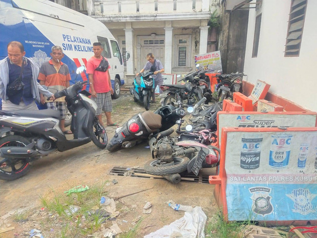 5 motor yang terlindas kontainer dibawa ke Polsek Kubu Raya. Kontainer yang tak kuat menanjak di Jembatan Kapuas 2 sebabkan 5 motor terlindas. Foto: Dok. Polres Kubu Raya